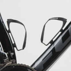 Blackburn CINCH Carbon Fiber Cage Bottle Cage - Gloss Black 5 Blackburn CINCH Carbon Fiber Cage Bottle Cage - Gloss Black -Fiets Verkoop 155928 02 d 277609