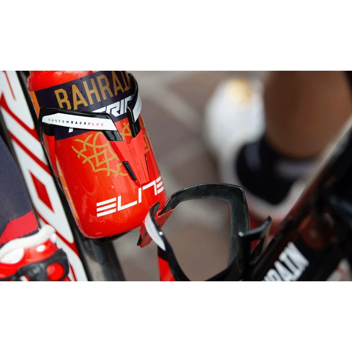 Elite Custom Race Plus Bottle Cage - Black Glossy/blue Graphic 4 Elite Custom Race Plus Bottle Cage - Black Glossy/blue Graphic - Afbeelding 4