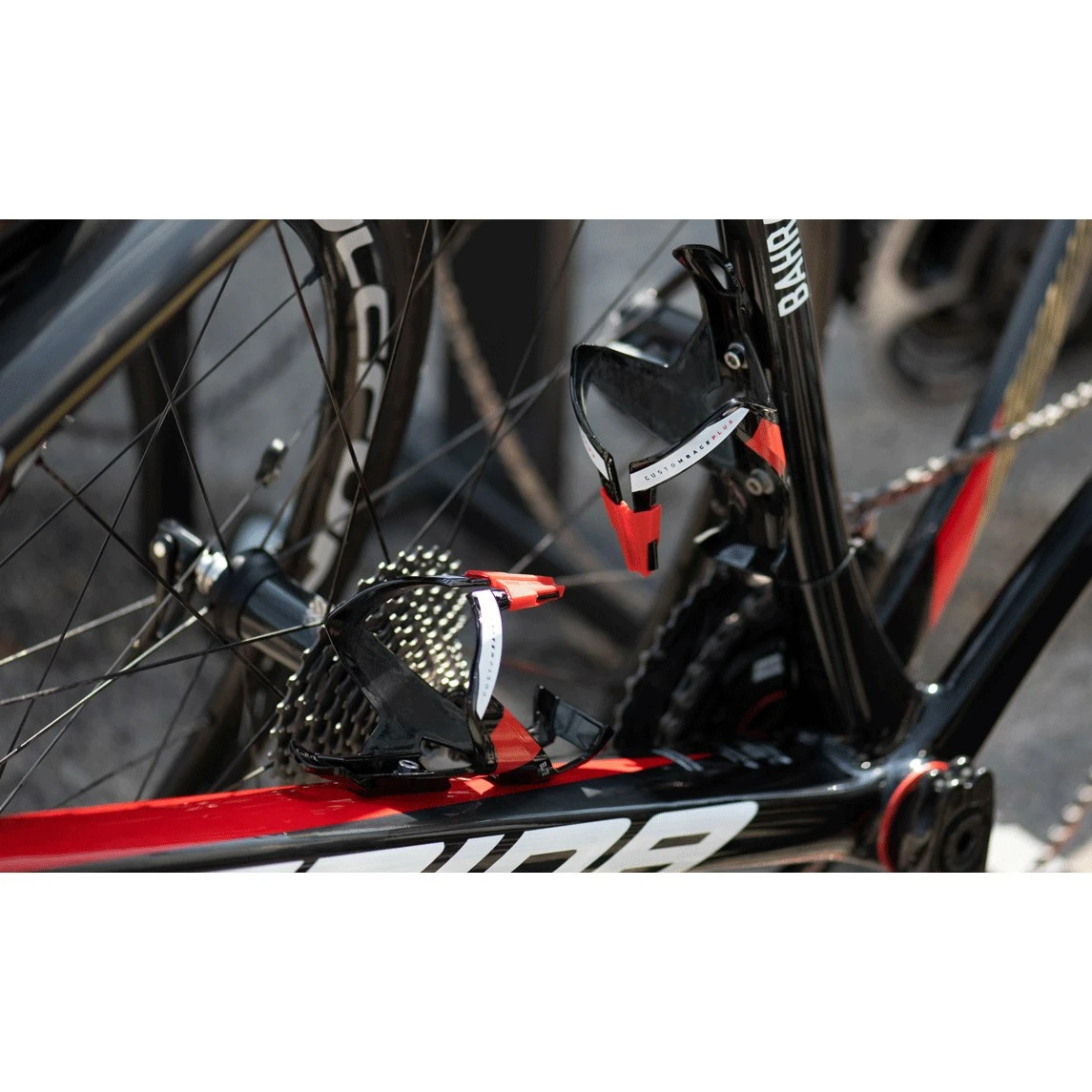 Elite Custom Race Plus Bottle Cage - Black Glossy/blue Graphic 9 Elite Custom Race Plus Bottle Cage - Black Glossy/blue Graphic - Afbeelding 9