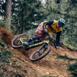 Amplifi MKX Kniebeschermer - Black 9 Amplifi MKX Kniebeschermer - Black -Fiets Verkoop amplifi mkx knee actionshot01 849305