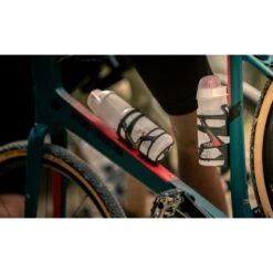 Elite Prism Carbon Bottle Cage - Right - Glossy / Gold White 6 Elite Prism Carbon Bottle Cage - Right - Glossy / Gold White -Fiets Verkoop elite prism carbon bottle cage right glossy gold white 11 1116864