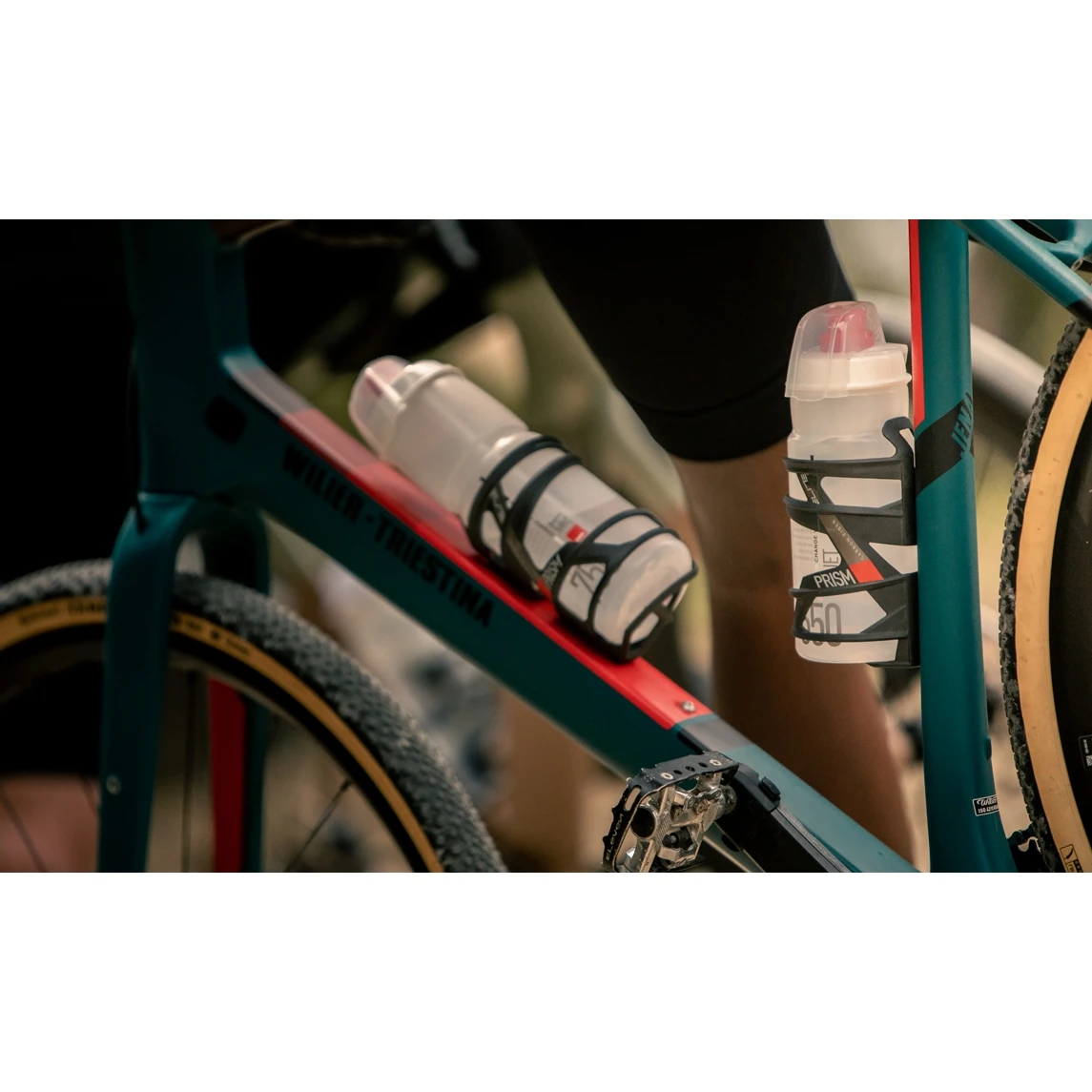 Elite Prism Carbon Bottle Cage - Right - Glossy / Gold White 3 Elite Prism Carbon Bottle Cage - Right - Glossy / Gold White - Afbeelding 3