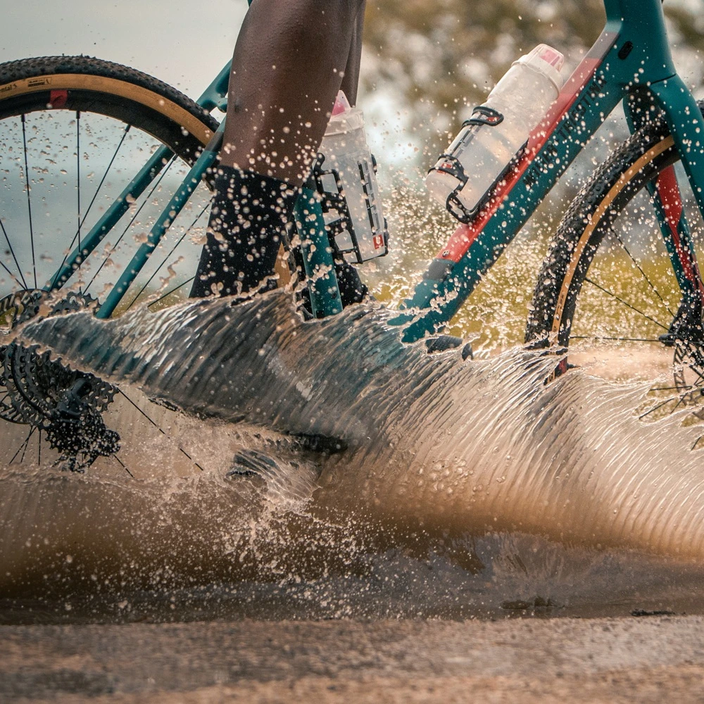 Elite Prism Carbon Bottle Cage - Right - Glossy / Gold White 4 Elite Prism Carbon Bottle Cage - Right - Glossy / Gold White - Afbeelding 4