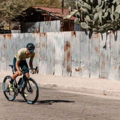 ENVE SES 4.5 Wielset - 28" | Carbon | Hookless | Centerlock - 12x100mm | 12x142mm - HG L -Fiets Verkoop enve ses 4 5 carbon wheelset mounted stand 1481915