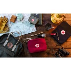 FJÄLLRÄVEN Fjällräven Kanken Travel Portemonnee - Ox Red -Fiets Verkoop fjaellraeven kanken travel wallet royal purple 2 1337428