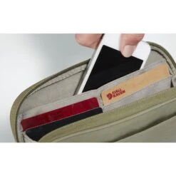 FJÄLLRÄVEN Fjällräven Kanken Travel Portemonnee - Ox Red -Fiets Verkoop fjaellraeven kanken travel wallet royal purple 3 1337427