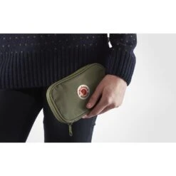 FJÄLLRÄVEN Fjällräven Kanken Travel Portemonnee - Ox Red -Fiets Verkoop fjaellraeven kanken travel wallet royal purple 5 1337425
