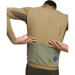 MAAP Alt Road Shirt Met Lange Mouwen Heren - Dark Desert -Fiets Verkoop maap mens alt road ls jersey dark desert 3 1485041