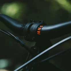 PNW Components Range Gen 3 Handlebar - 35.0 | MTB | 800mm - Really Red -Fiets Verkoop pnw components gen 3 range handlebar safetyorange mounted 1241077