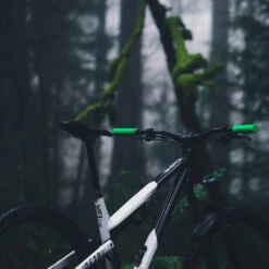 PNW Components Loam MTB Lock-On Handlebar Grips - Safety Orange -Fiets Verkoop pnw components loam handlebar grips moto green mounted 1236483