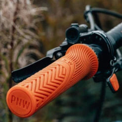 PNW Components Loam MTB Lock-On Handlebar Grips - Safety Orange -Fiets Verkoop pnw components loam handlebar grips safety orange mounted 1236486